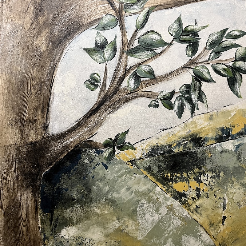 Peinture d'un arbre aux feuilles vertes sur un paysage abstrait texturé aux nuances de jaune et vert olive.